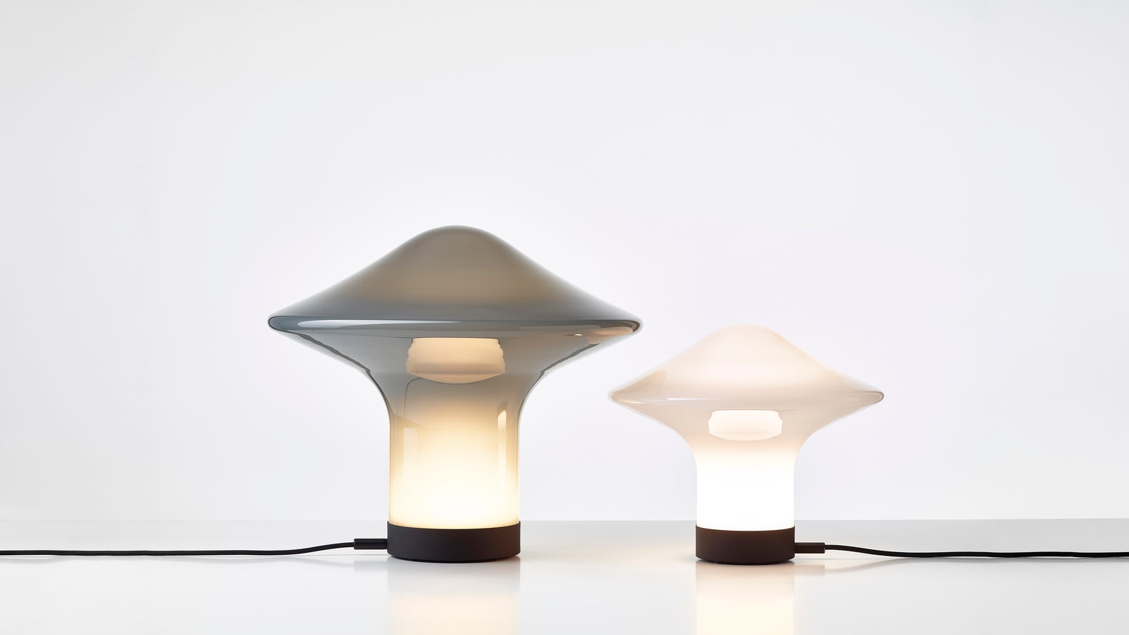 Trottola Brokis — pendant y table, cristal opalino soplado a mano