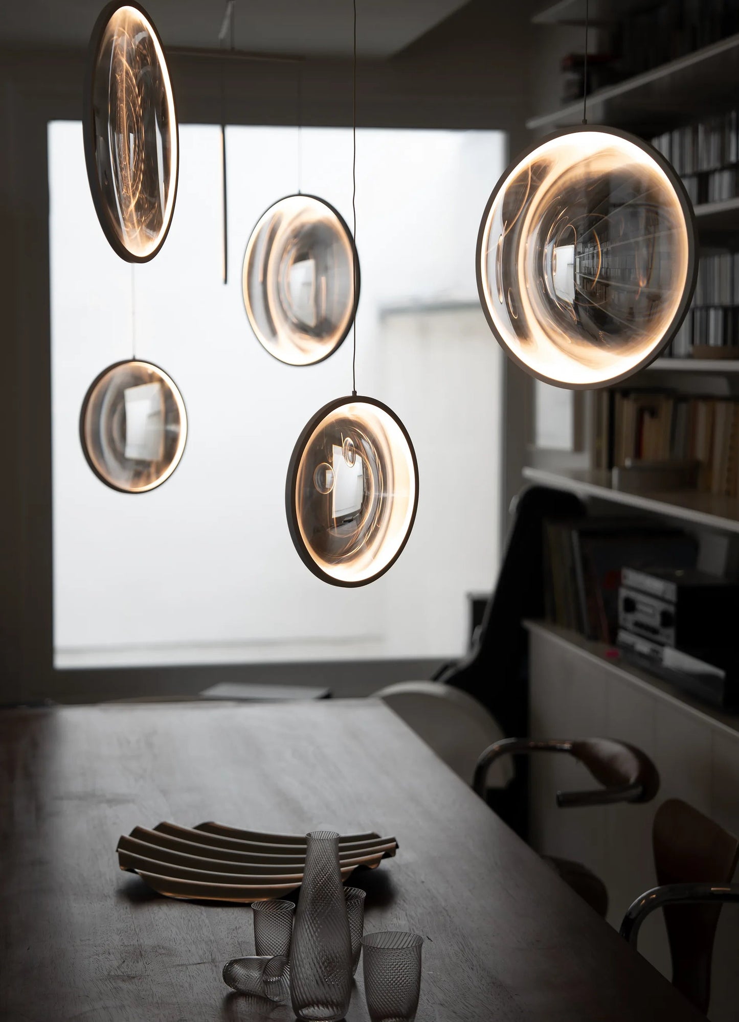 Focus DCW Éditions — chandelier discos luminósos suspendidos