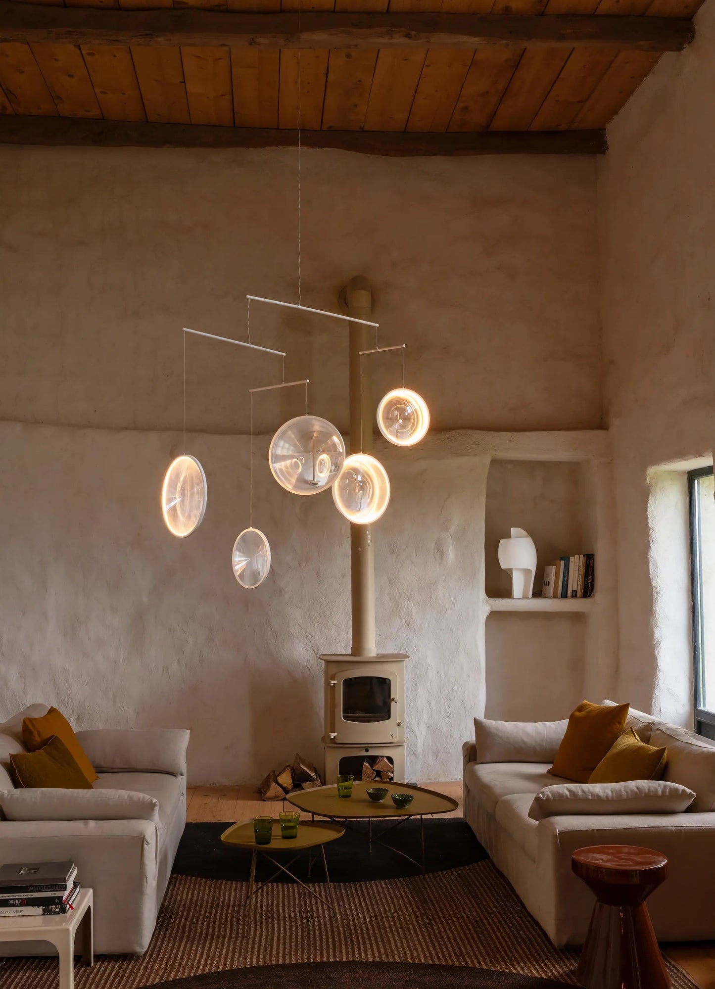 Focus DCW Éditions — ambiente instalado, techo alto